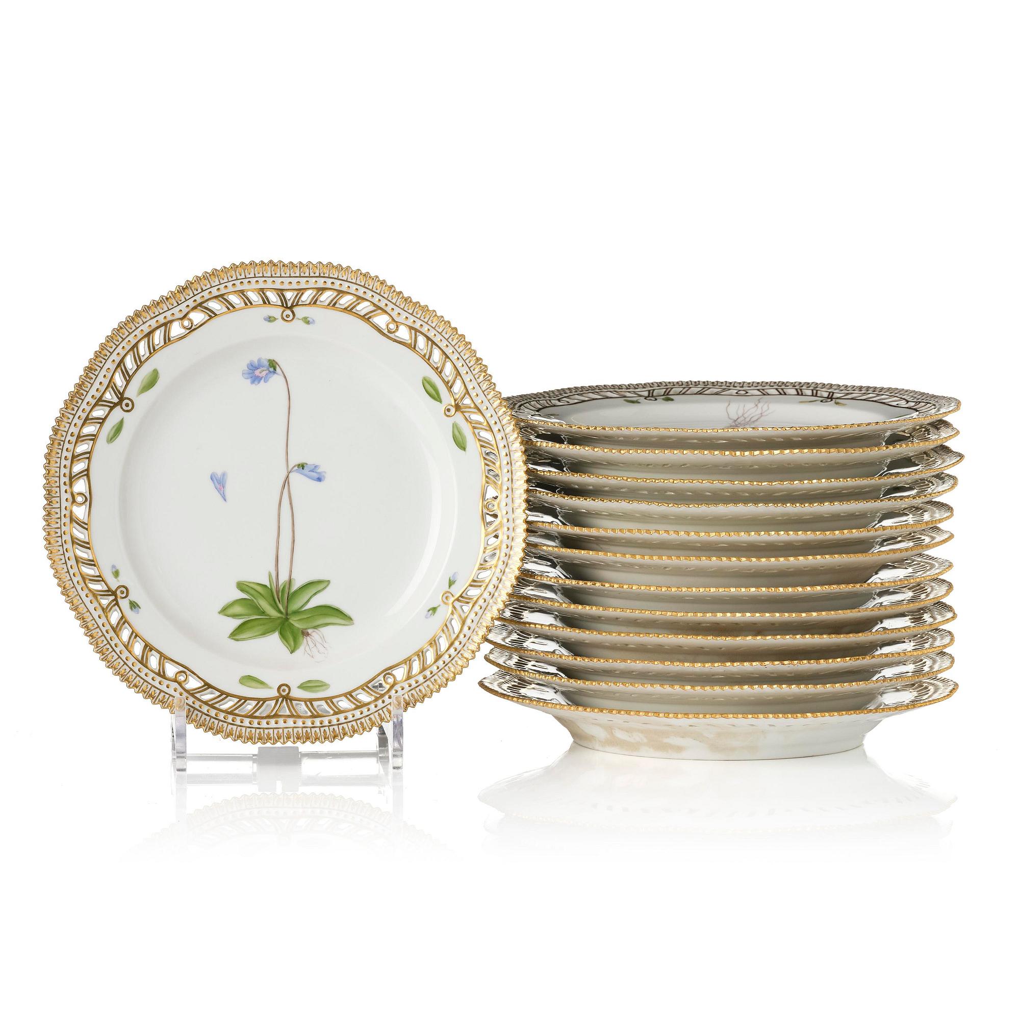 Tallrikar, 13 stycken, porslin. Royal Copenhagen, 'Flora Danica', Danmark, 1900-tal.