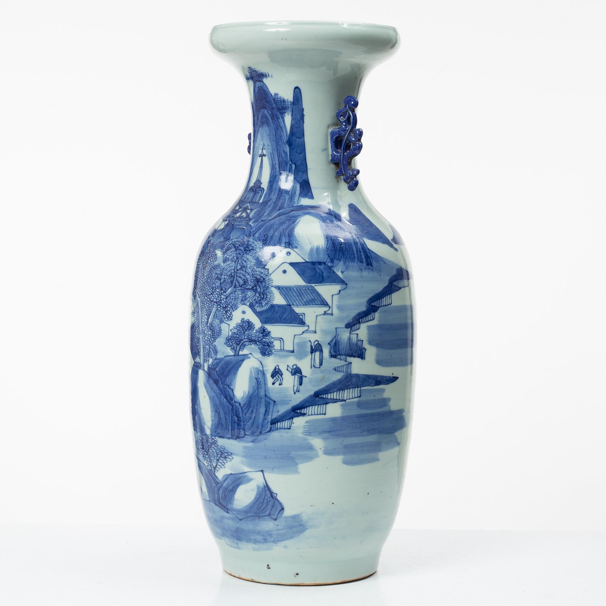 A porcelain vase, China, l19th century.