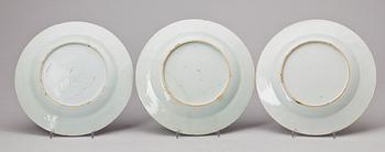TALLRIKAR, tre stycken, kompaniporslin. Qing dynastin, Qianlong (1736-95).
