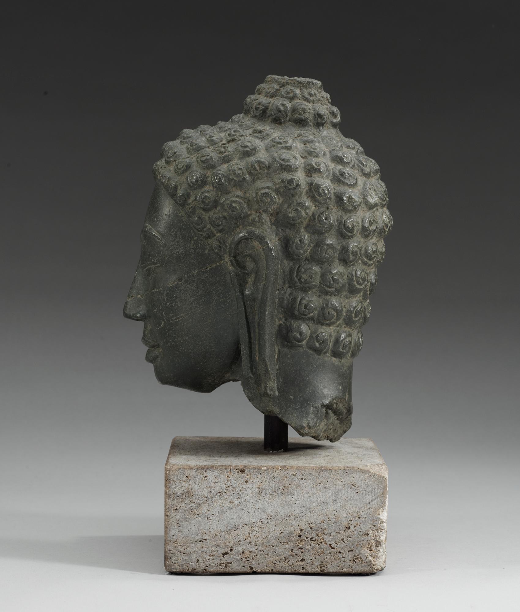 HUVUD, sten. Buddha. Thailand.