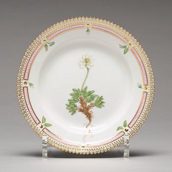 ASSIETTER, sex stycken, porslin. "Flora Danica", Royal Copenhagen, Danmark, 1900-tal.