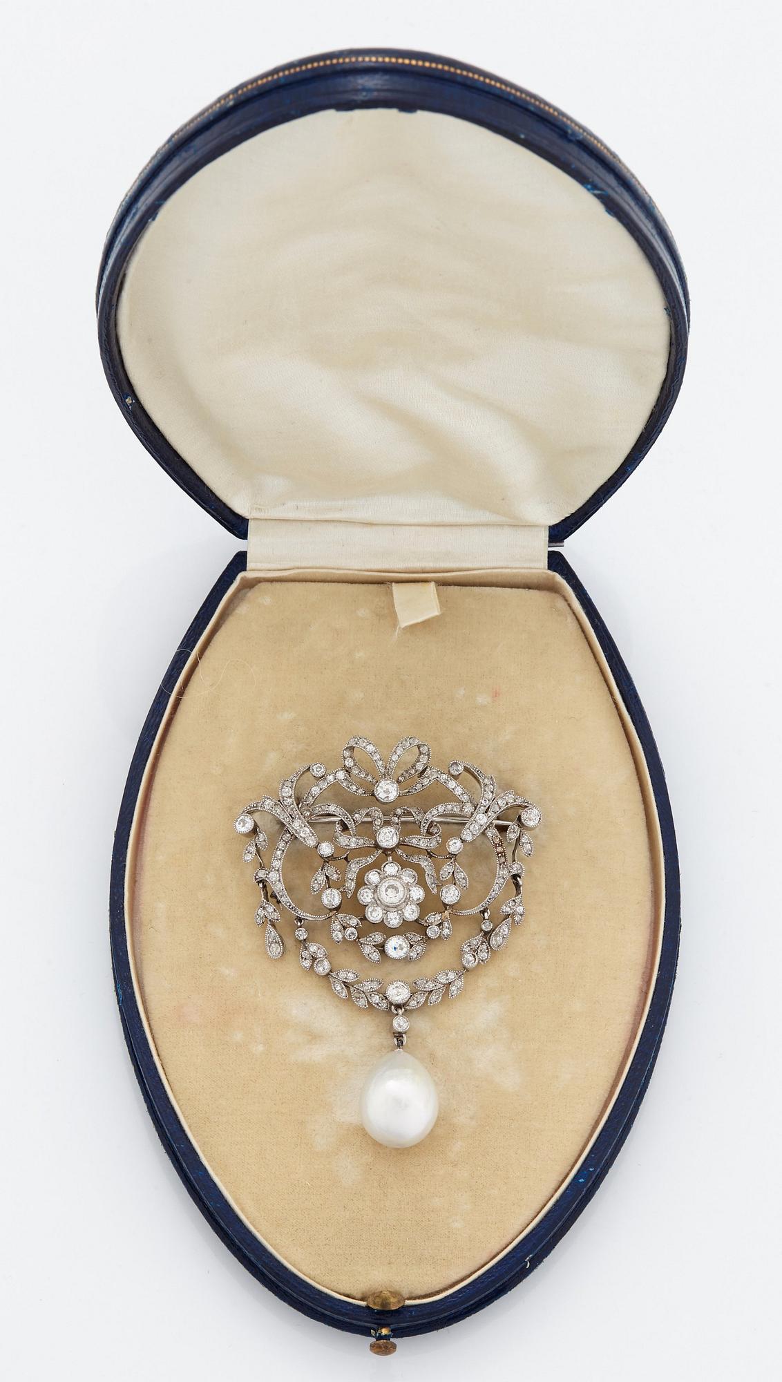 Brosch platina med gammalslipade diamanter och en droppformad pärla.