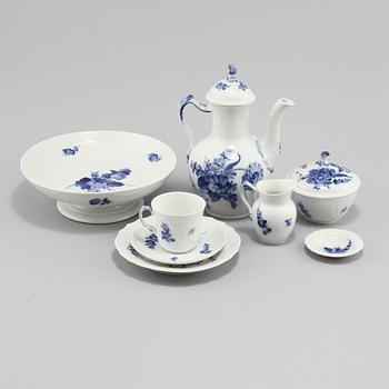 SERVISDELAR, 34 delar, porslin, "Blå blomster", Royal Copenhagen, 1900-tal.