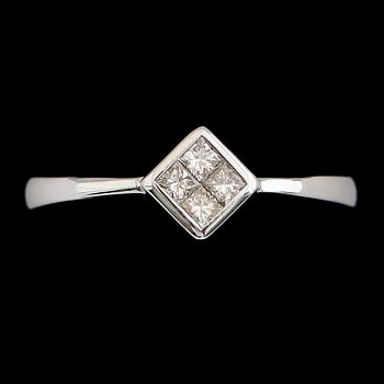 RING, 8 k vitguld med fyra små diamanter. Total vikt ca 3 gram.