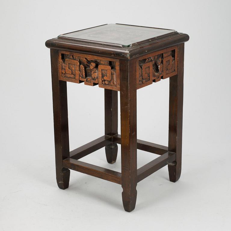 NATTDUKS-/ AVSTÄLLNINGSBORD / PIEDESTAL, Hong Kong, 1900-talets första hälft.