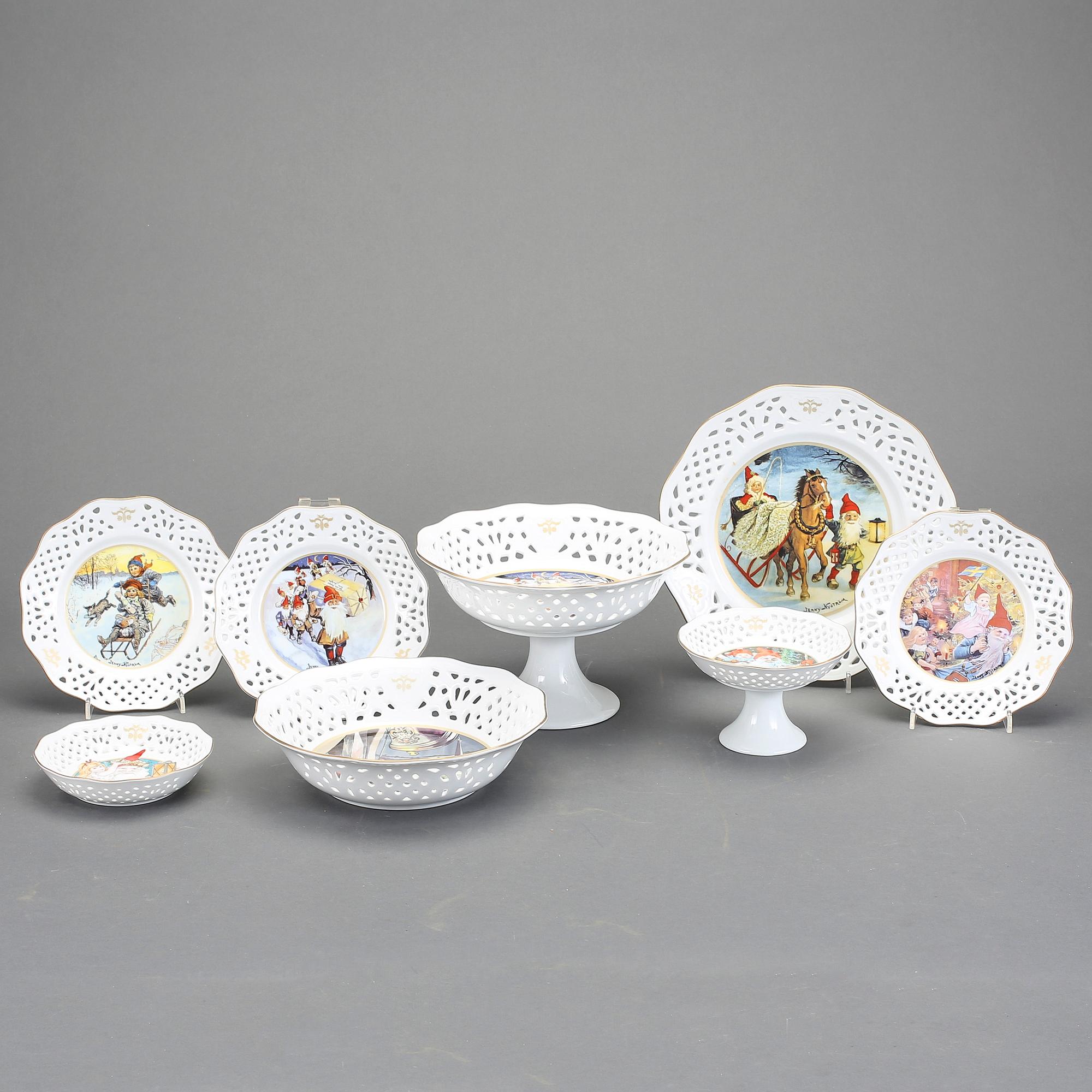 SERVISDELAR, 18 st, porslin, efter Jenny Nyström, utgiven av Kalmar Läns Museum, 1900-talets andra hälft.