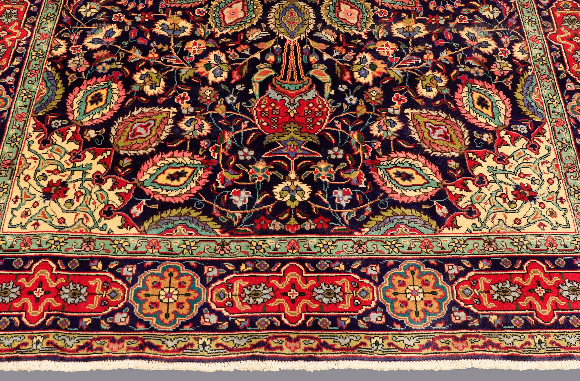 MATTA, Täbriz, ca 297 x 202 cm.
