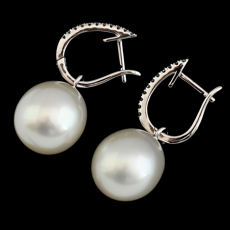 ÖRHÄNGEN, 1 par, 18 k vitguld, south sea pärlor, briljantslipade diamanter. Vikt 5,9 g.