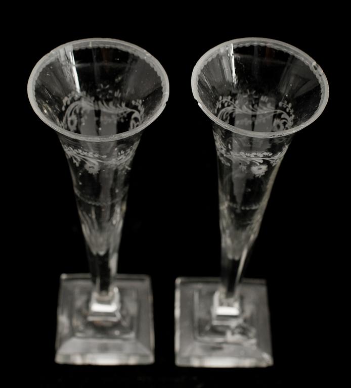 CHAMPAGNEFLÖJTAR, 2 st, snarlika, glas, 1800-tal.