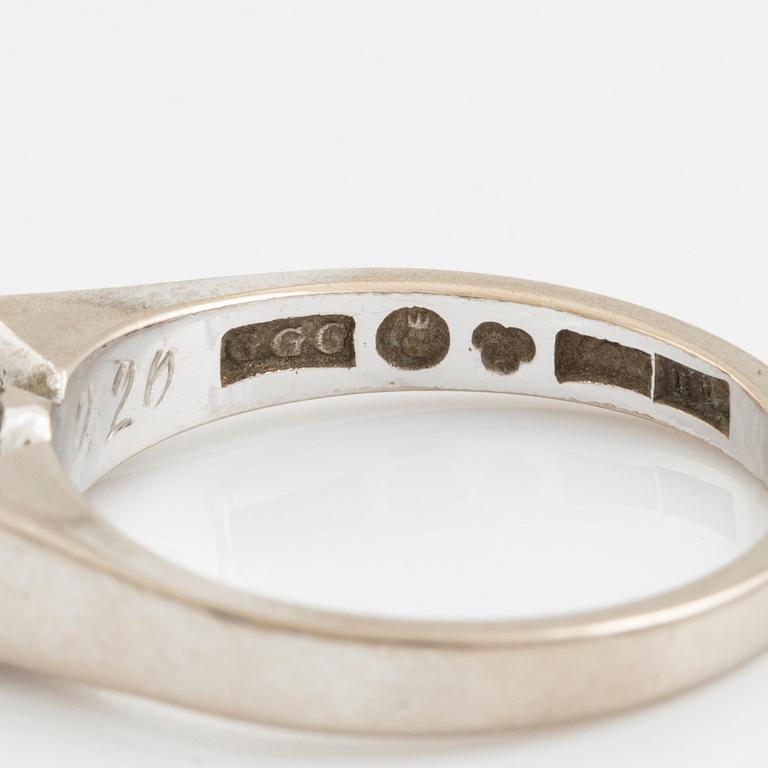 Ring 18K white gold with a round brilliant-cut diamond.