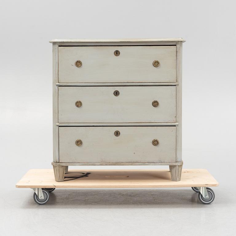 A chest of drawers, early 20th century.