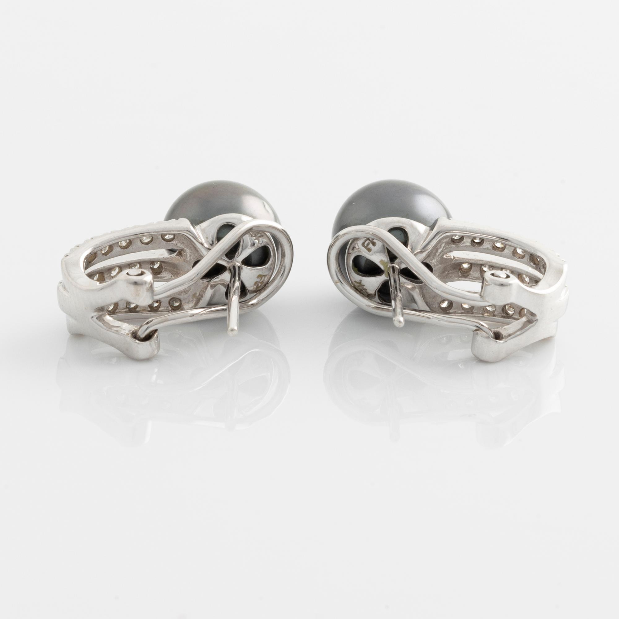 A pair of earrings in 14K gold with cultured pearls and round brilliant-cut diamonds.