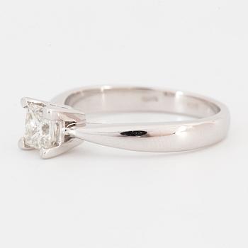 Princess-cut 0,70 ct diamond ring. GIA- report.