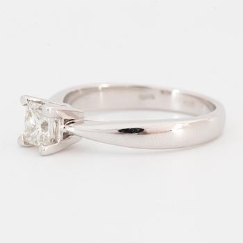 ENSTENSRING, med prinsesslipad diamant 0,70 ct. Medföljande GIA-certifikat.