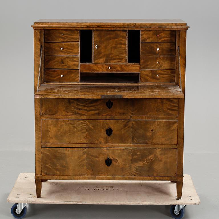 CHIFFONJE, omkring 1800-talets mitt.