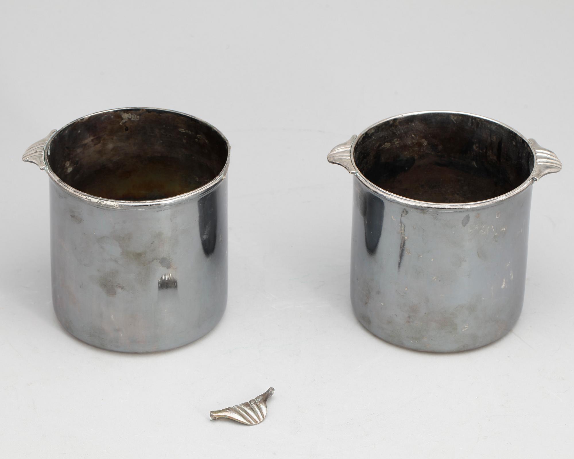 VINKYLARE, ett par, argent haché, försilvrad koppar, sannolikt runt år 1900.