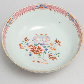 A famille rose bowl, Qing dynasty, Qianlong (1736-95).