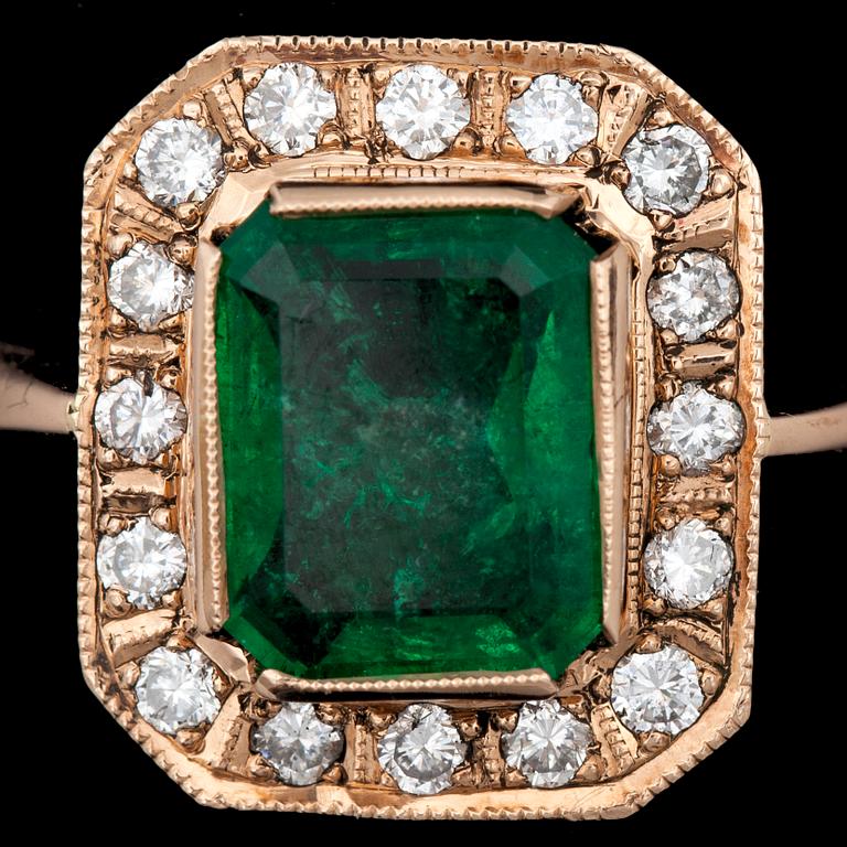 RING, guld 14k, trappslipad smaragd, ca 2,5-3 ct, samt 16 st briljantslipade diamanter, tot ca 0,46 ct. Tot vikt ca 5 g.