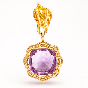 An 18K gold pendant with an amethyst and diamonds ca. 0.48 ct in total.