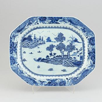 A Chinese porcelain serving dish, Qianlong (1736-95).