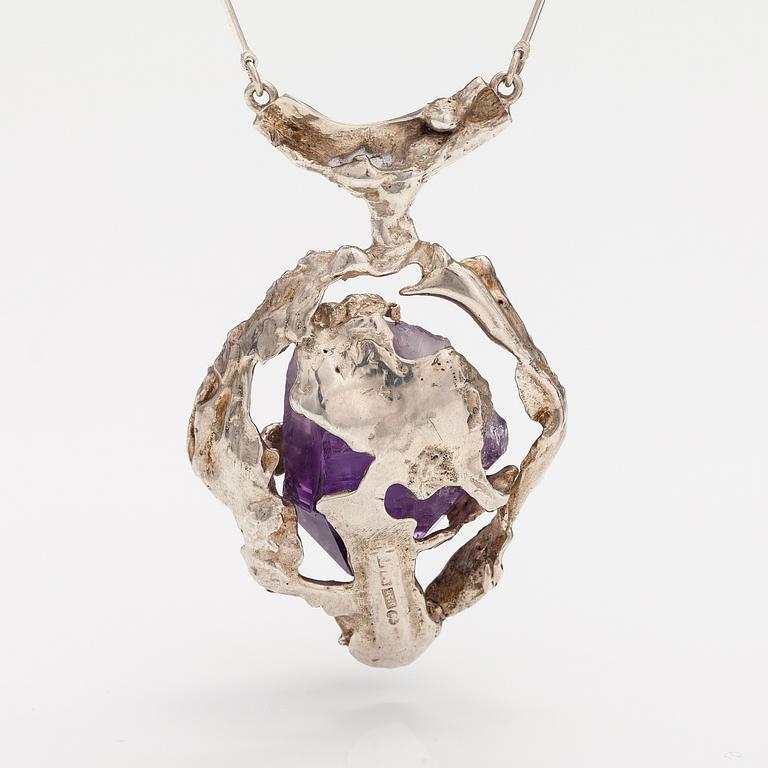 A silver necklace with an amethyst. Helsinki, mid 20th century.