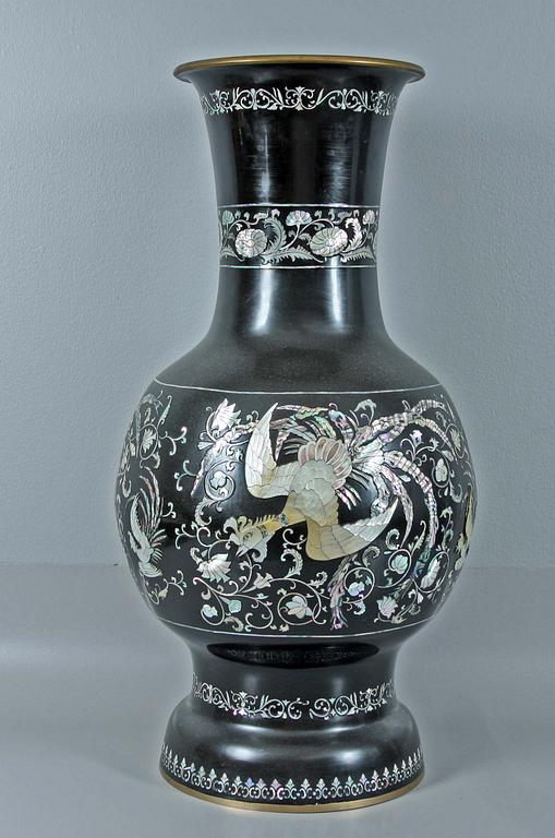 GOLVURNA, svartlackerad mässing, Kina, 1900-tal.