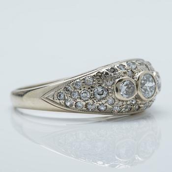 RING, 18K vitguld med gammalslipade diamanter, Malmö, 1942.