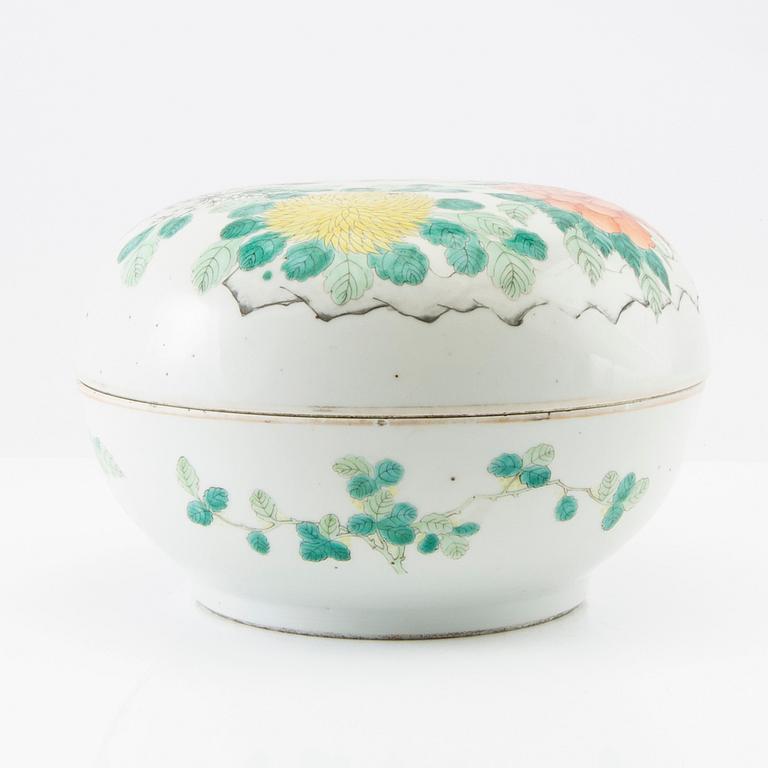 A famille rose peaches and flowers box with cover, late Qing dynasty.