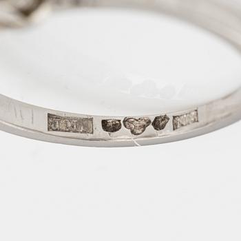 A platinum ring set with round brilliant- and old cut diamonds.