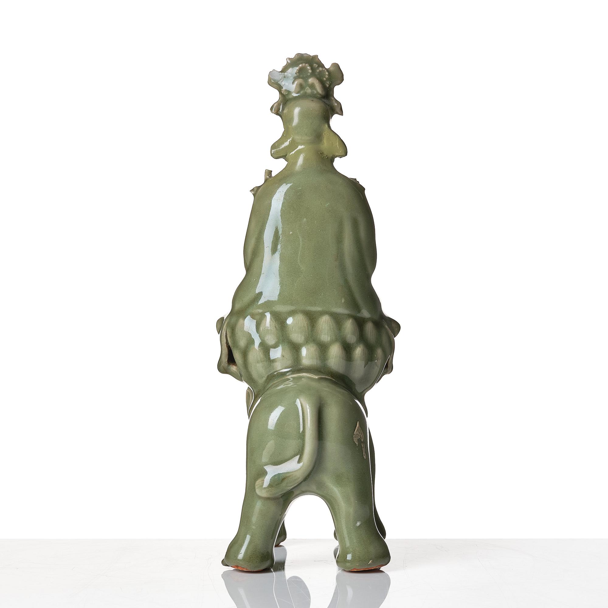 Guanyin, keramik. Troligen Longquan, Mingdynastin 1600-tal.