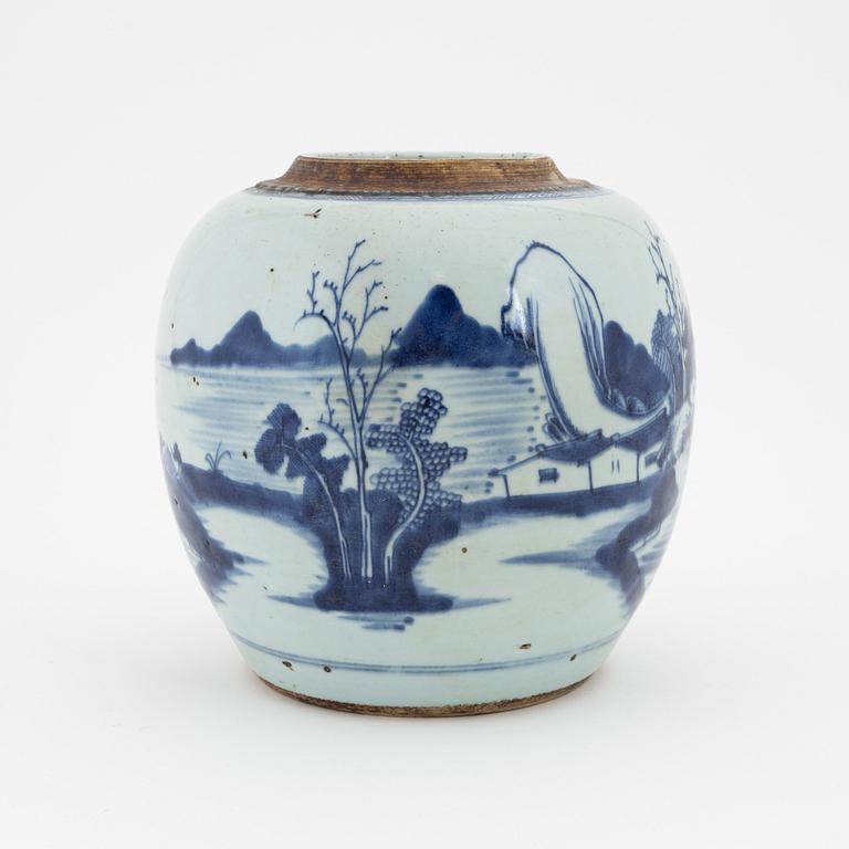 A Chinese porcelain ginger jar, 19th Century.