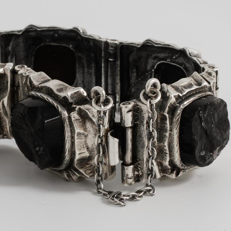 PENTTI SARPANEVA, Turku, 1973, a obsidian bracelet.