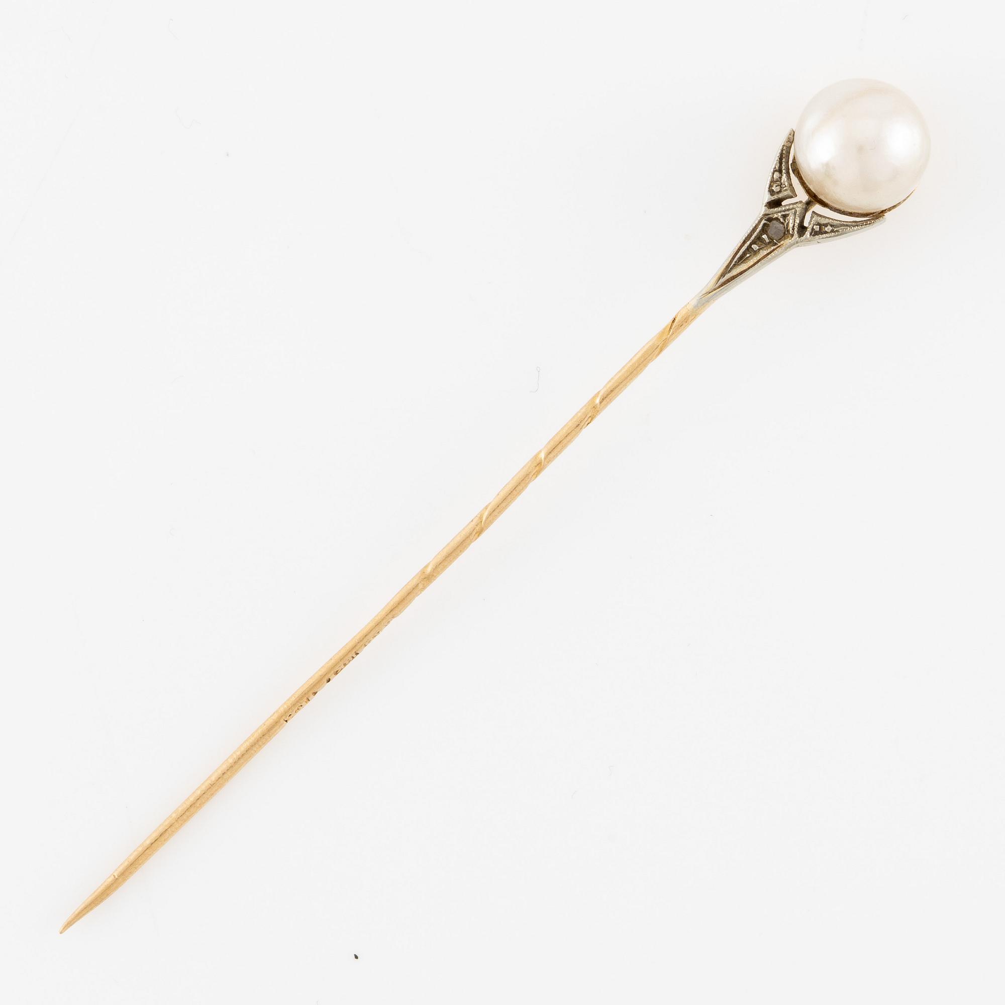 Tie pin, 18K gold with a half-pearl and rose-cut diamond.