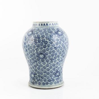 A blue and white vase, Qing dynasty, 19th century.