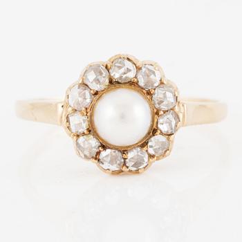 Ring in 18K gold with a cultured half-pearl and rose-cut diamonds and white stones.