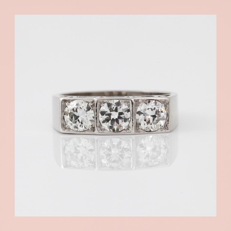 RING med tre briljantslipade diamanter totalt cirka 1.35 ct.