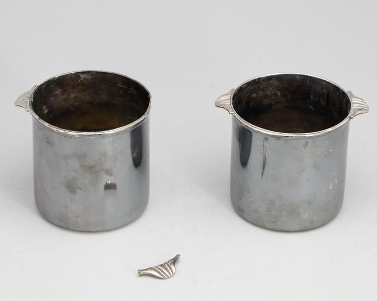 VINKYLARE, ett par, argent haché, försilvrad koppar, sannolikt runt år 1900.