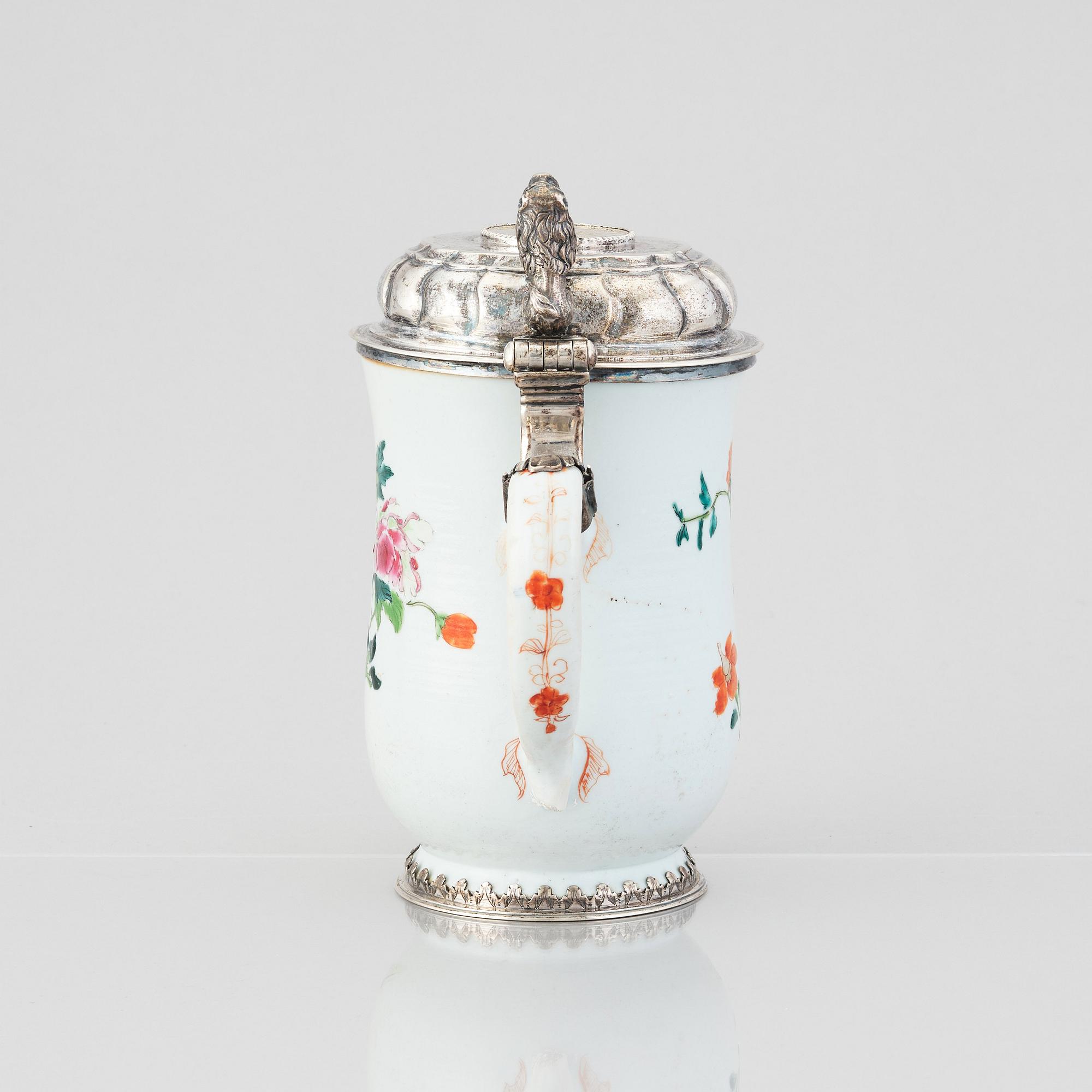 Kanna med lock, famille rose, med silvermontering av Nils Gram d ä, Köpenhamn 1756.