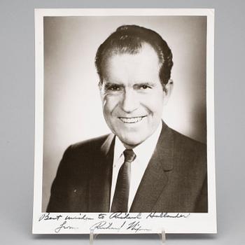 RICHARD NIXON (1913-1994), egenhändigt signerat foto.