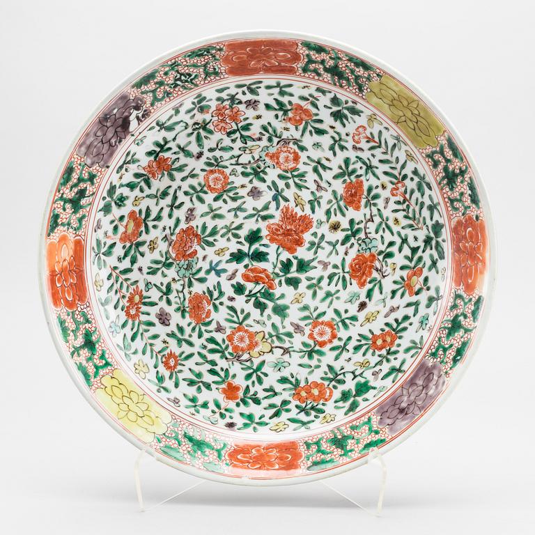 A CHINESE PORCELAIN BOWL FROM THE 19TH CENTURY.