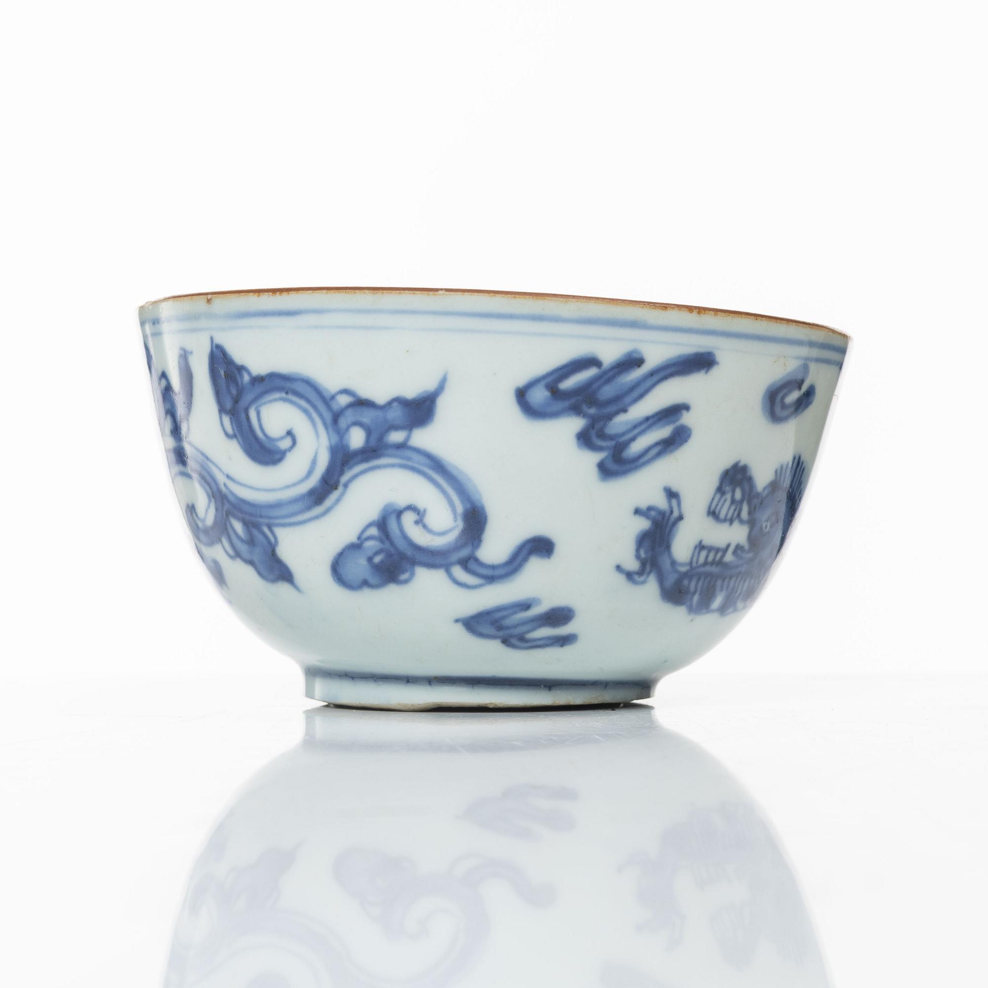 A Chinese blue and white kui dragon bowl, Ming dynasty, 17th century.