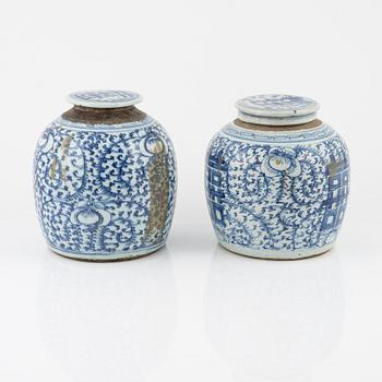 A set of two blue and white jars with covers, late Qing dynasty, circa 1900.