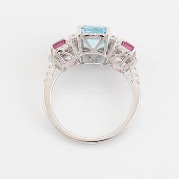 Ring, med blå topas, granat och briljantslipade diamanter.