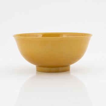 A Chinese yellow bowl, 20th century.