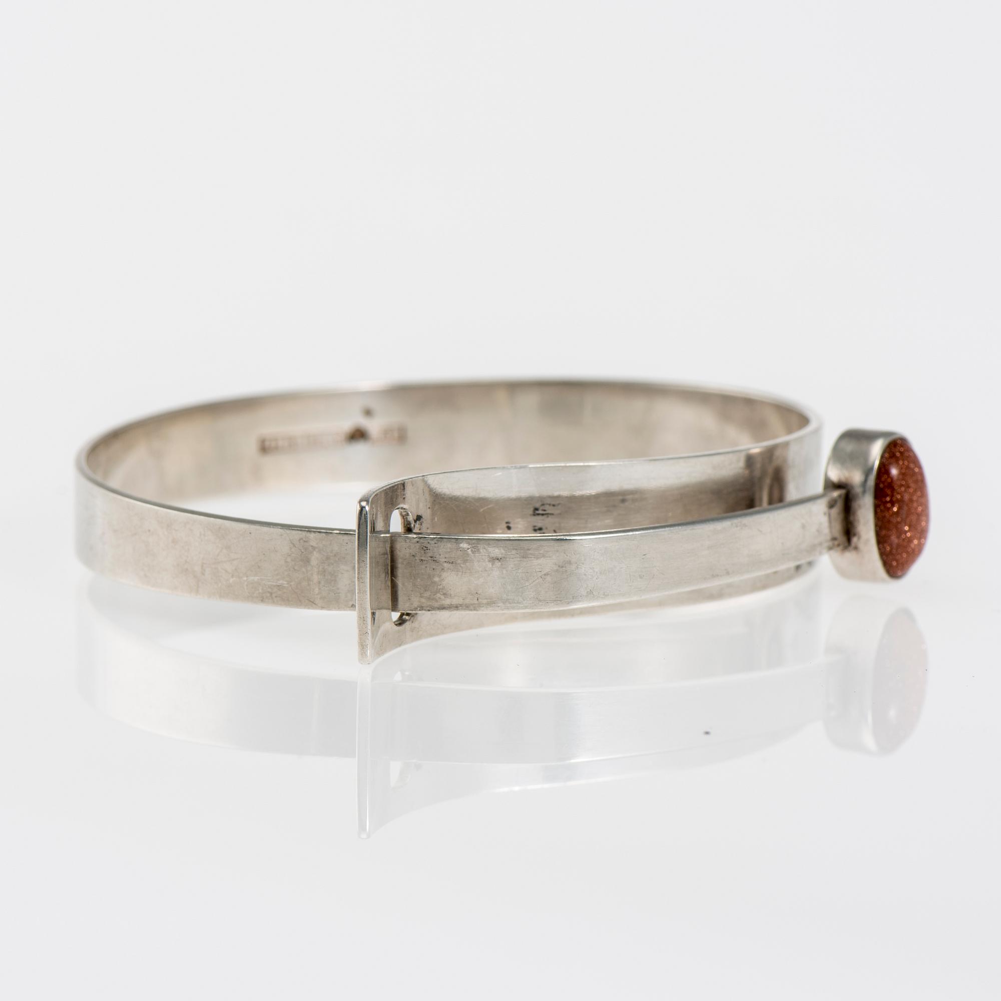 ARMBAND, silver 813, syntetisk solsten. Kupittaan Kulta 1961. Vikt ca 26,8 g.