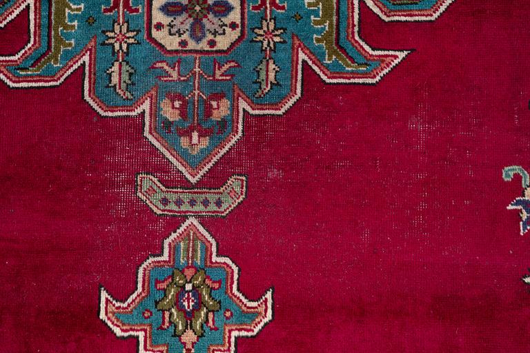 Carpet, Tabriz. Approx. 392 x 295 cm.