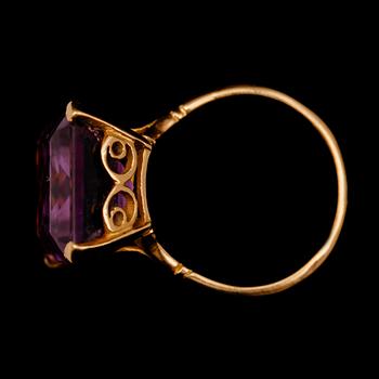 RING, 18 k, med fasetterad ametist.