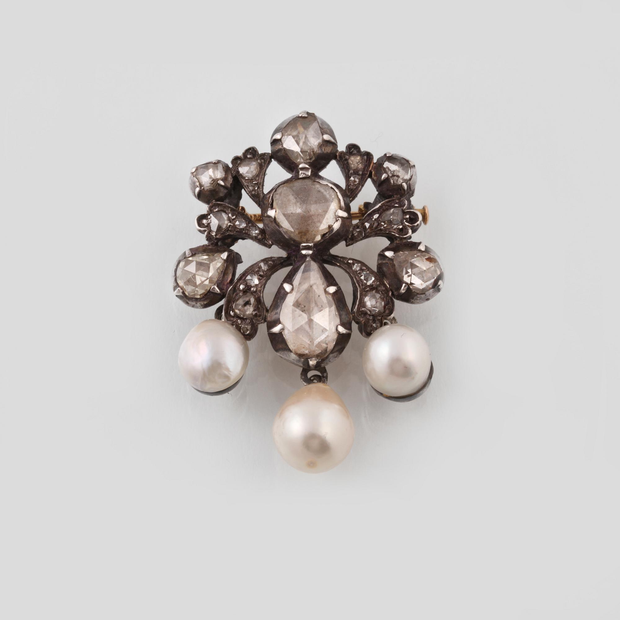 BROSCH, 18K guld samt silver med rosenslipade diamanter samt 3 odlade pärlor. Vikt 11,5 gram.