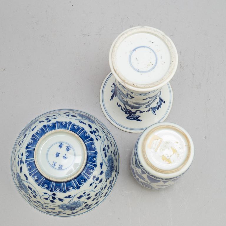 Two blue and white vases and bowl, Qing dynasty, Kangxi (1664-1722).