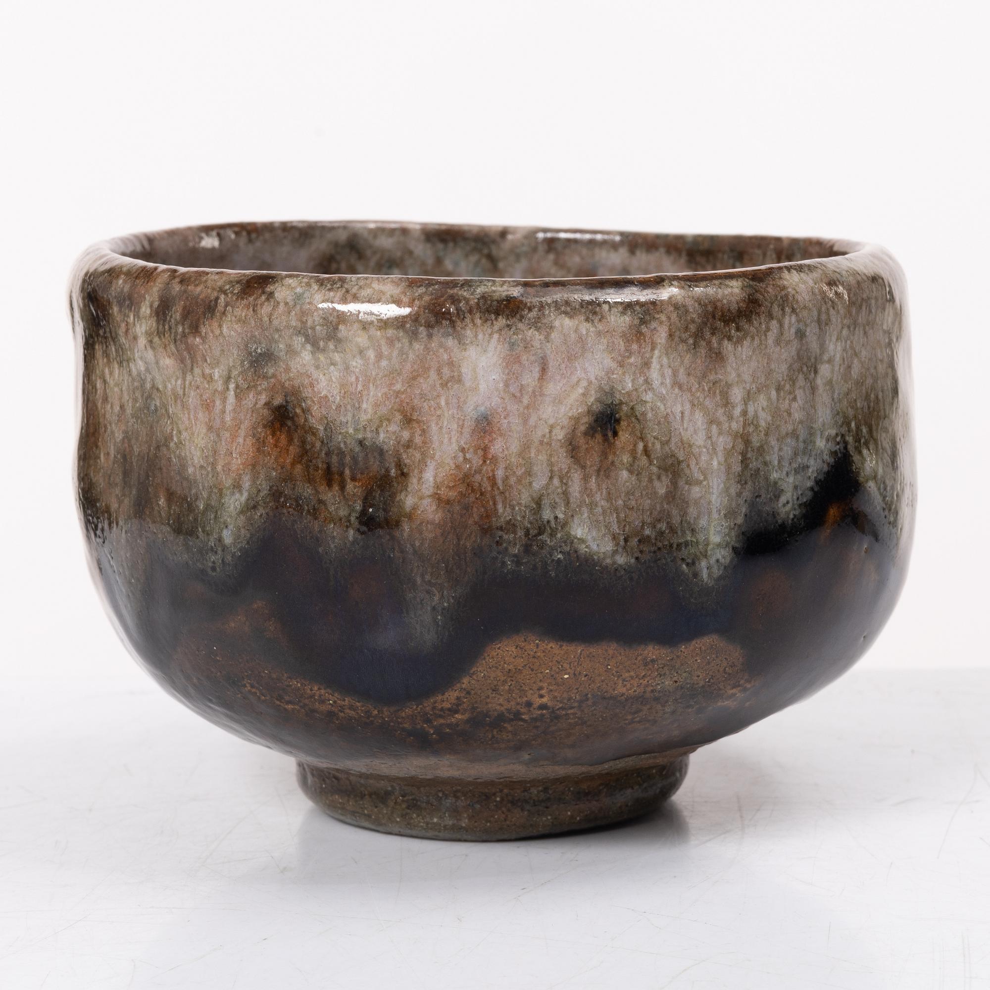 Teskål, 'Chawan' 茶碗, raku-keramik, s.k. 'ohhi ware', Japan, med signerad tomobako 共箱.